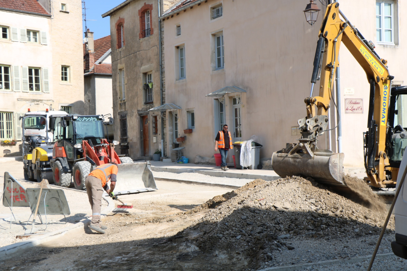 Crédit photo:© Nadège Hubert / Aletheia Press, « Alors qu’aux beaux jours les chantiers des travaux publics se multiplient, les dirigeants demandent leur arrêt complet pour la sécurité sanitaire de leurs équipes ». 