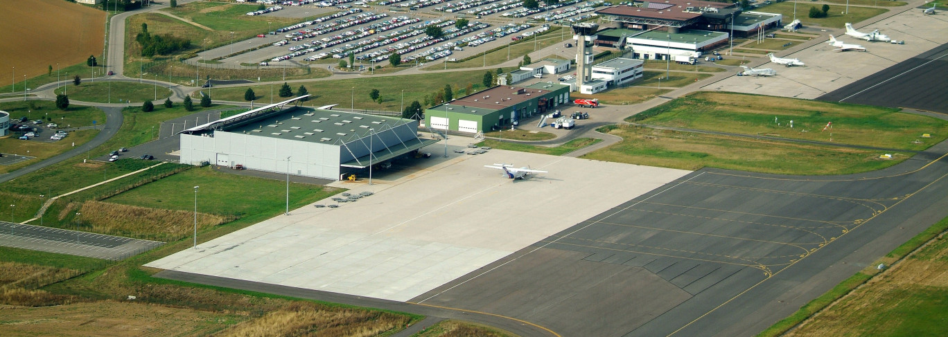 L’ensemble des vols commerciaux sont suspendus pour une durée indéterminée sur le tarmac de l’aéroport régional Lorraine Airport. 