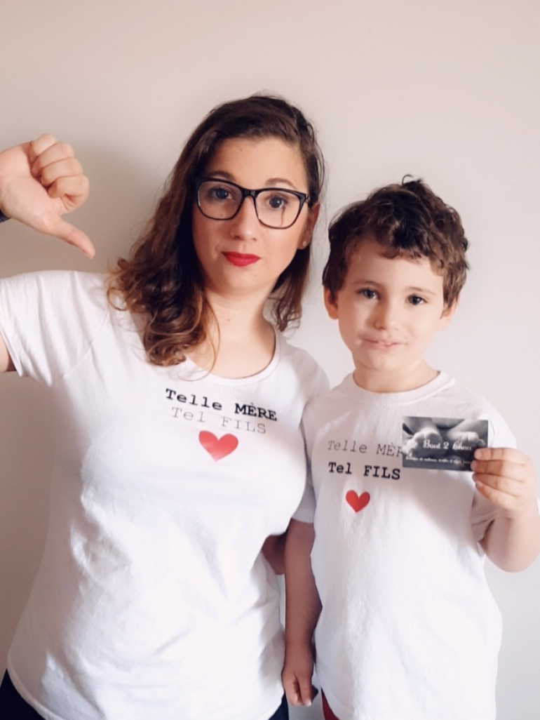 Aurore Garnier et son fils Jules portant des t-shirts personnalisés.