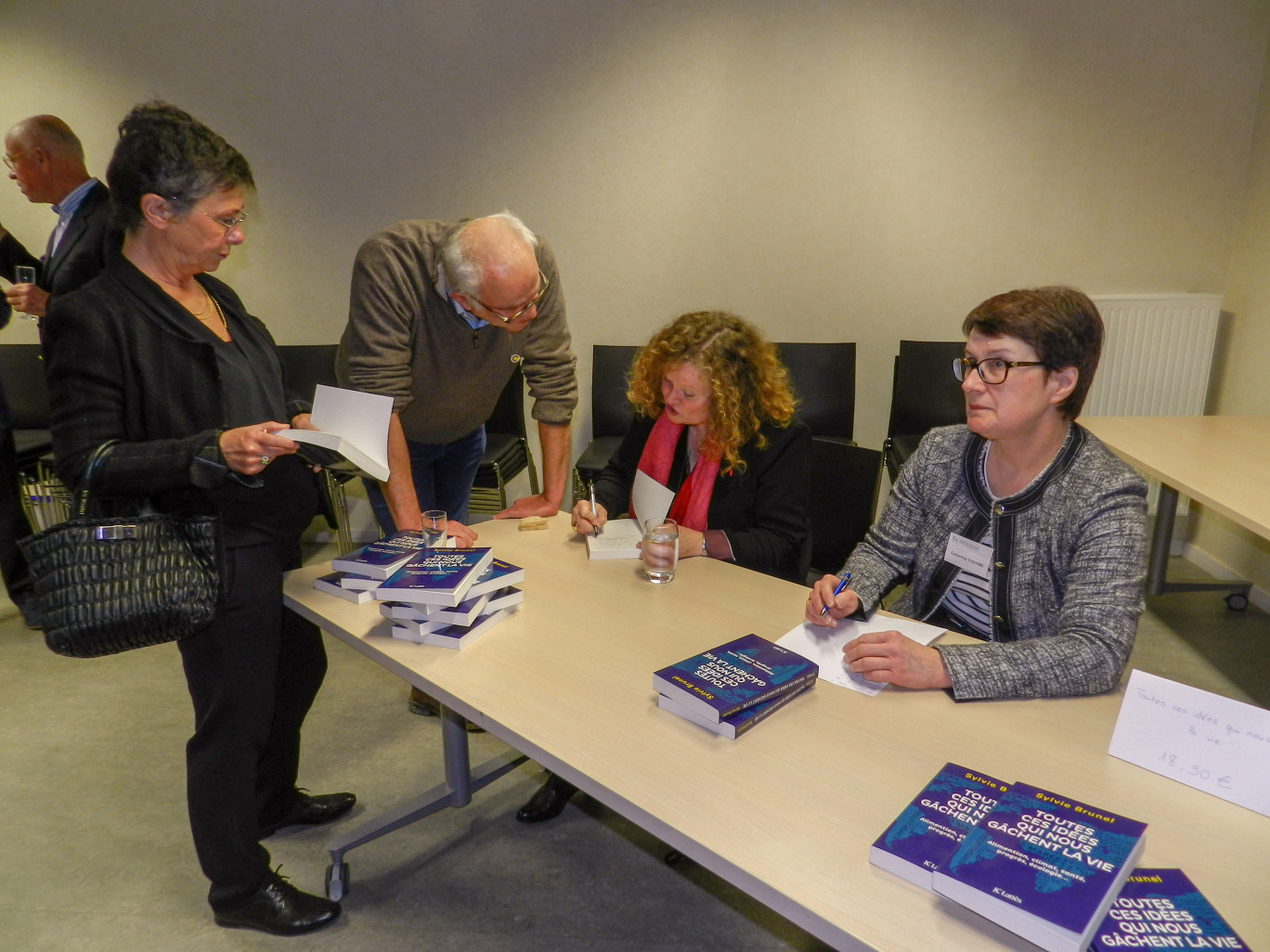 Sylvie Brunel s'est volontiers prêtée au jeu des dédicaces de son dernier livre.