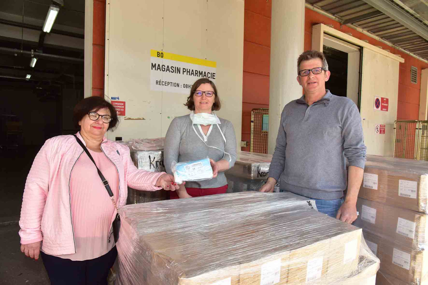 Marie Louise Kuntz, vice-présidente du Département de la Moselle réceptionne le don de Dr Theiss Naturwaren à destination du CHR Metz Thionville : 20 000 masques et 2 000 litres de gel. Crédit photo : F. Doncourt.