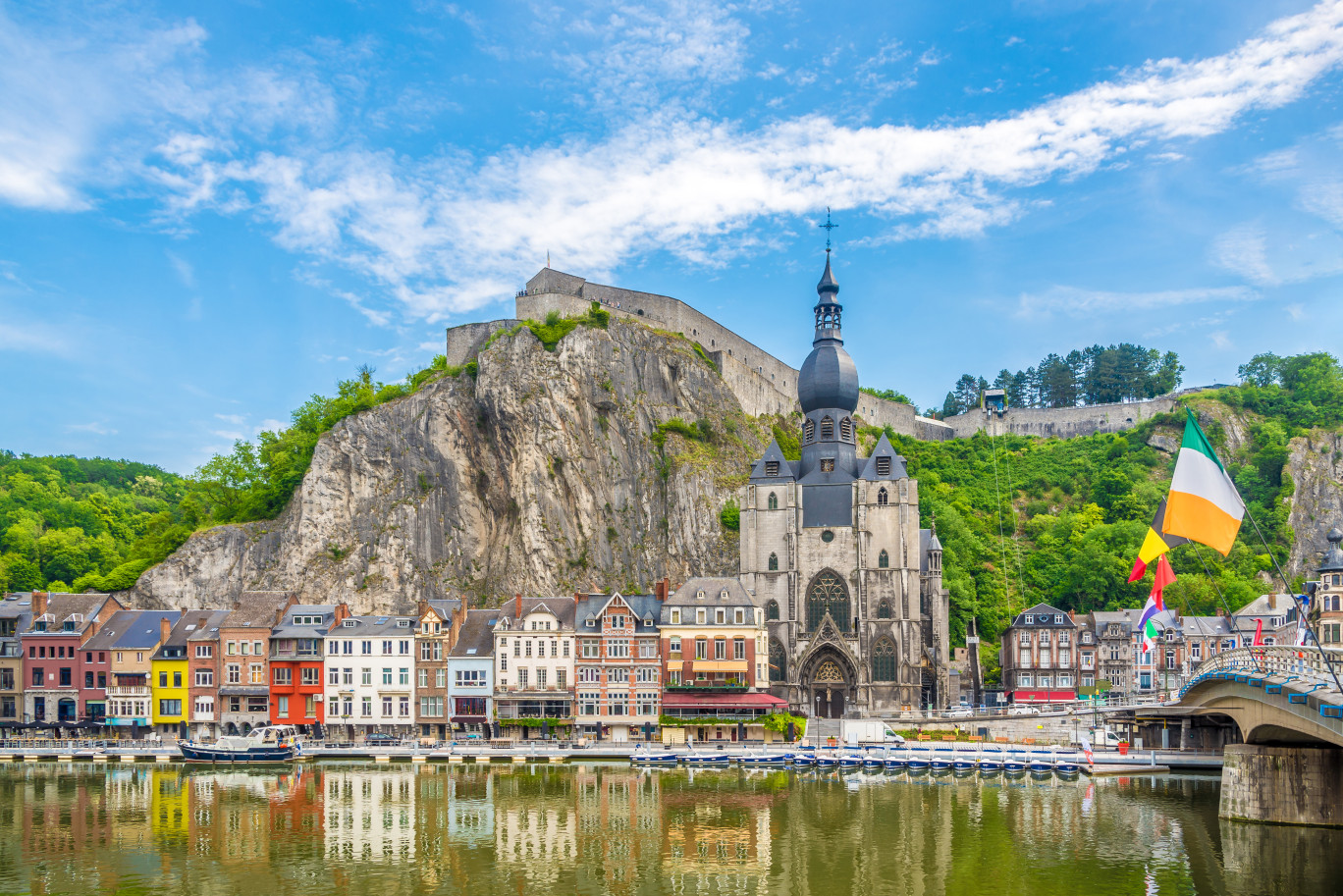 Un programme de soutien d’urgence a pour objectif de promouvoir la Wallonie, telle la ville de Dinant, en tant que destination touristique. © milosk50