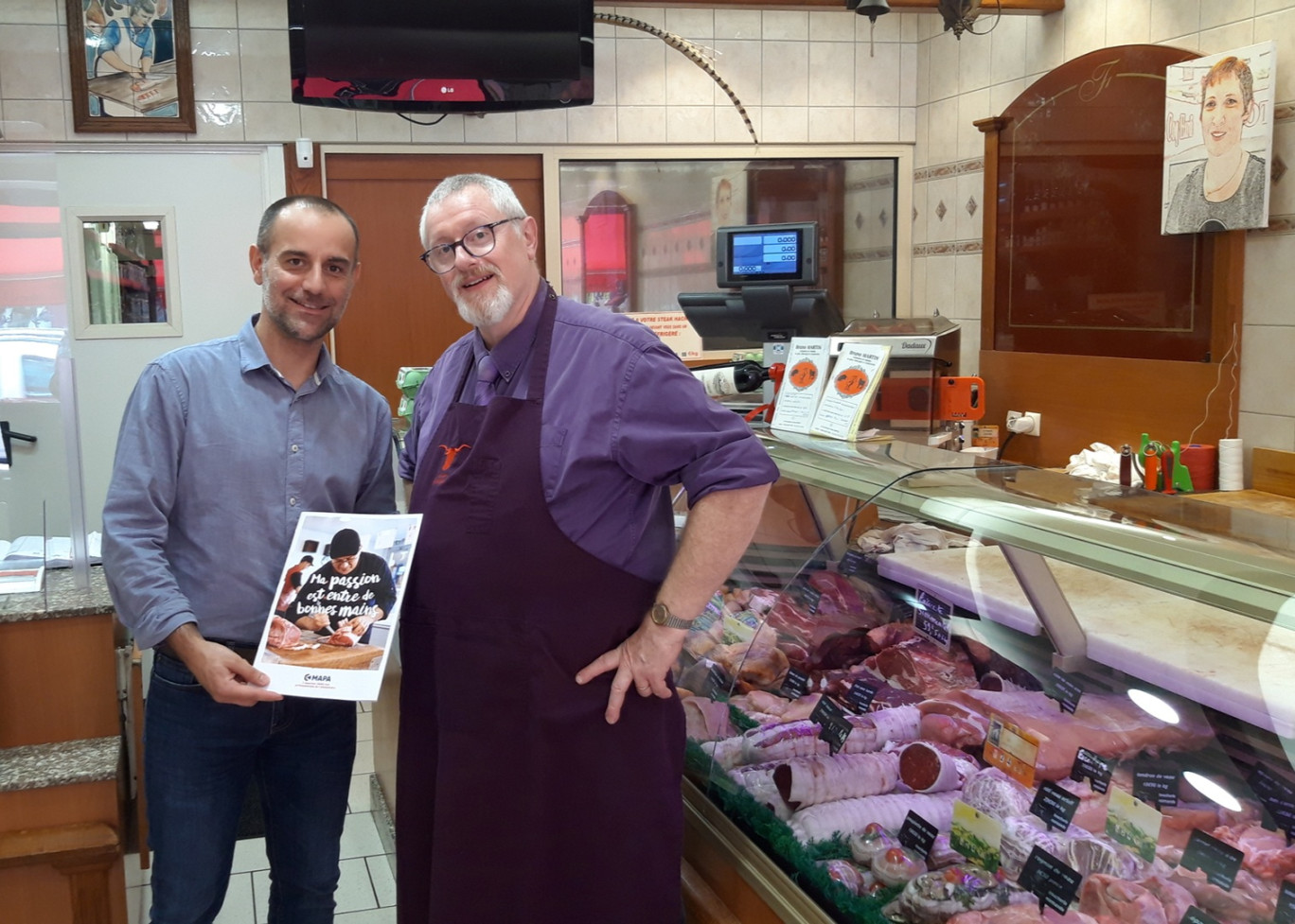 (à g.) Florent Sellier, conseiller commercial du secteur de la métropole lilloise à la Mapa et Mr Fourchon de la boucherie charcuterie normande à Lille.