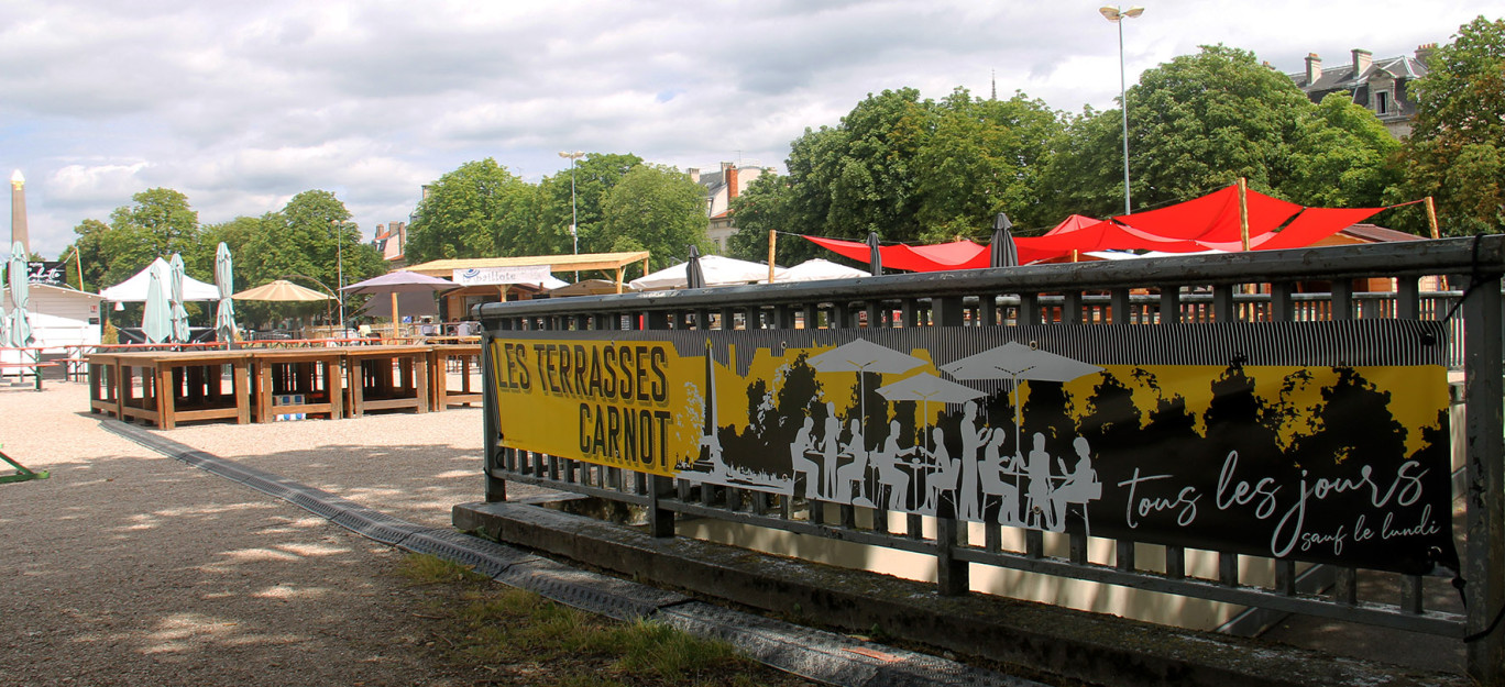 Installées depuis le 23 juin, Les Terrasses Carnot permettent à cinq professionnels de bars, restaurants, kebabs, de la place éponyme de proposer une offre complémentaire, histoire de booster le redémarrage de leurs activités.

