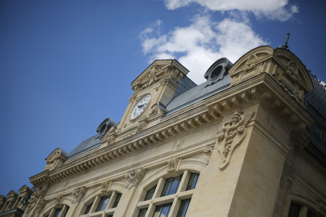 En plein centre-ville de Saint-Omer, la Station est logée dans la gare de Saint-Omer.