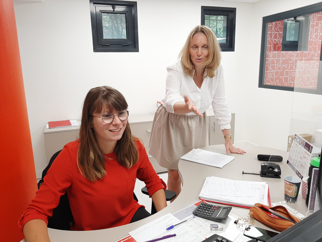 A droite, Séverine Gottrand, dans l'agence lilloise rénovée malgré le confinement.