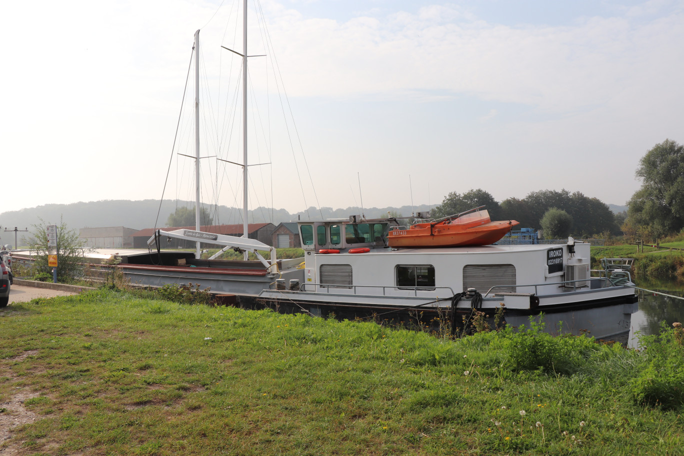 La péniche atelier est amarrée Quai Jules-Verne. 