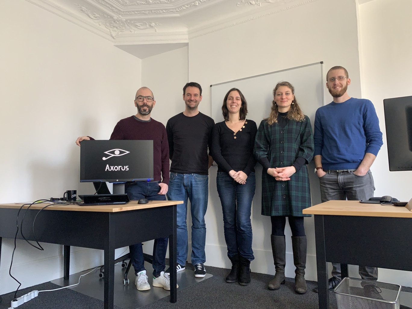 L'équipe Axorus (de g. à dr.) : Arnaud Facon (ingénieur électronicien), Jean-Damien Louise (CEO-business), Hélène Moulet (Responsable ingénierie), Clémence Cossec (Directrice technique) et Julien Voillot (ingénieur matériaux). (© Aletheia Press / B.D.)