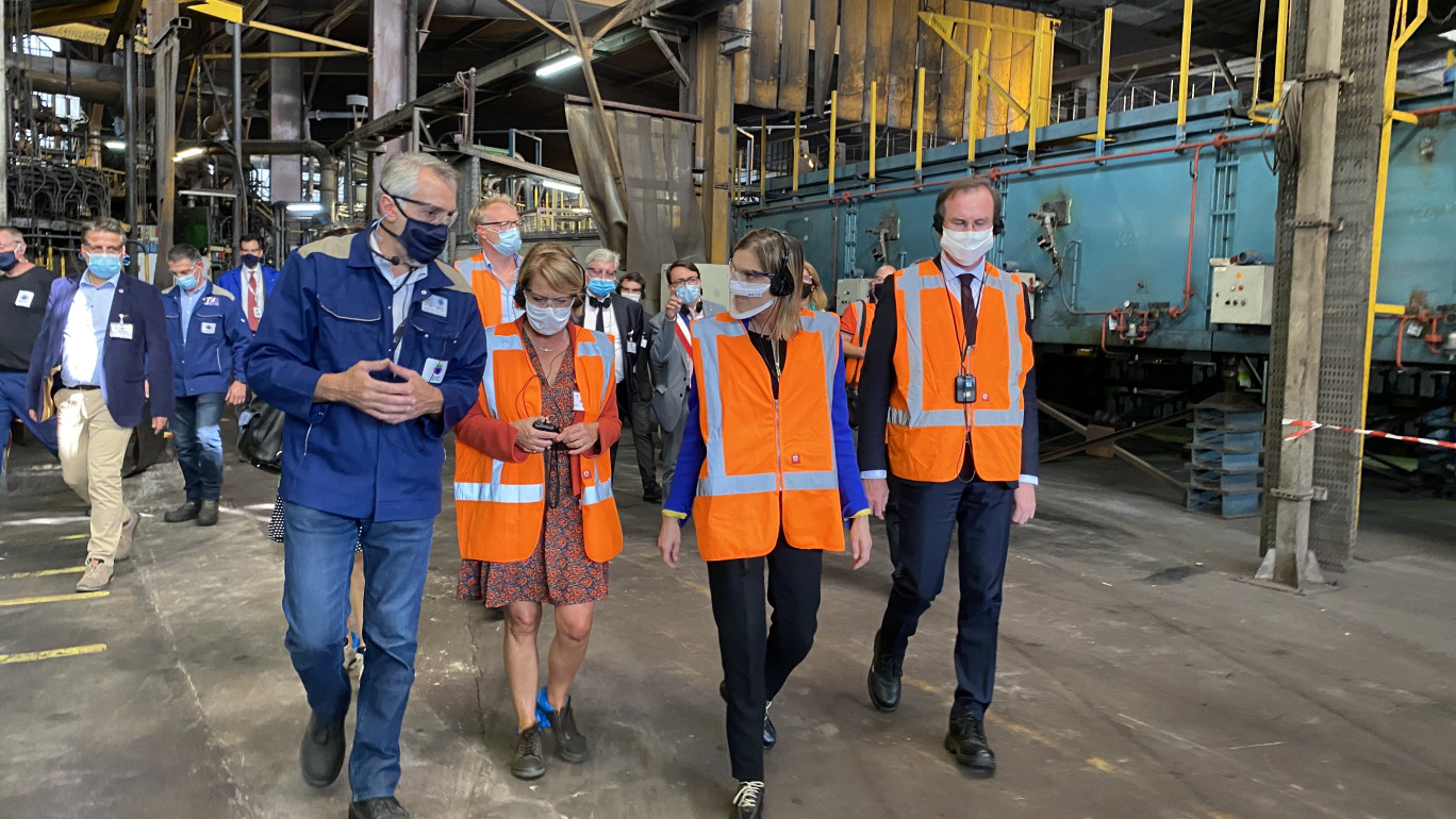 Brigitte Bourguignon et Agnès Pannier-Runnacher (au centre) lors de la visite de l’usine à Arques. (© Aletheia Press / M. Guillot)