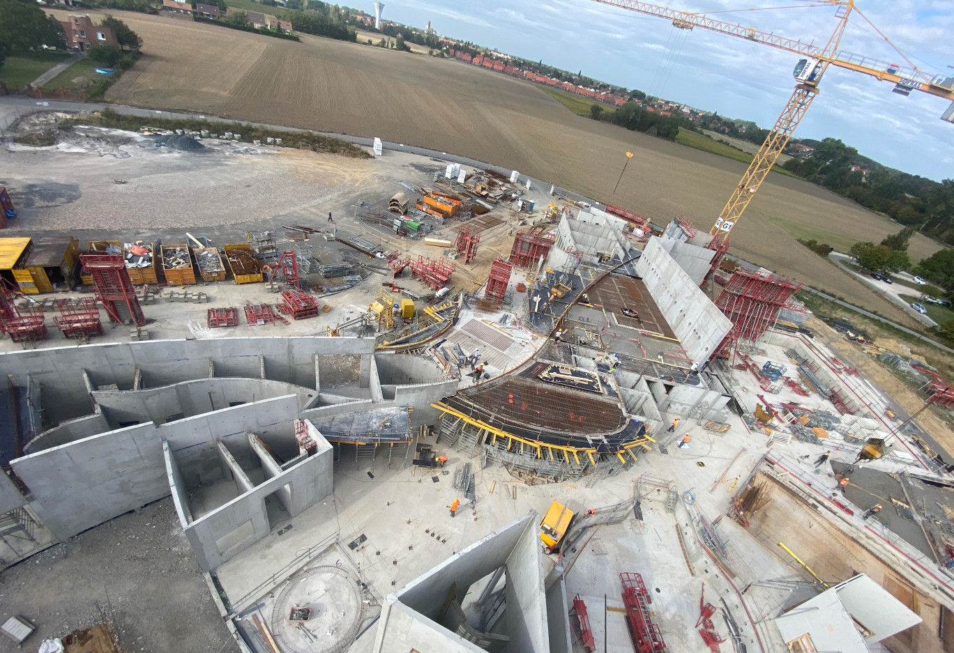 Un des chantiers en cours : le futur centre aquatique de Carvin.