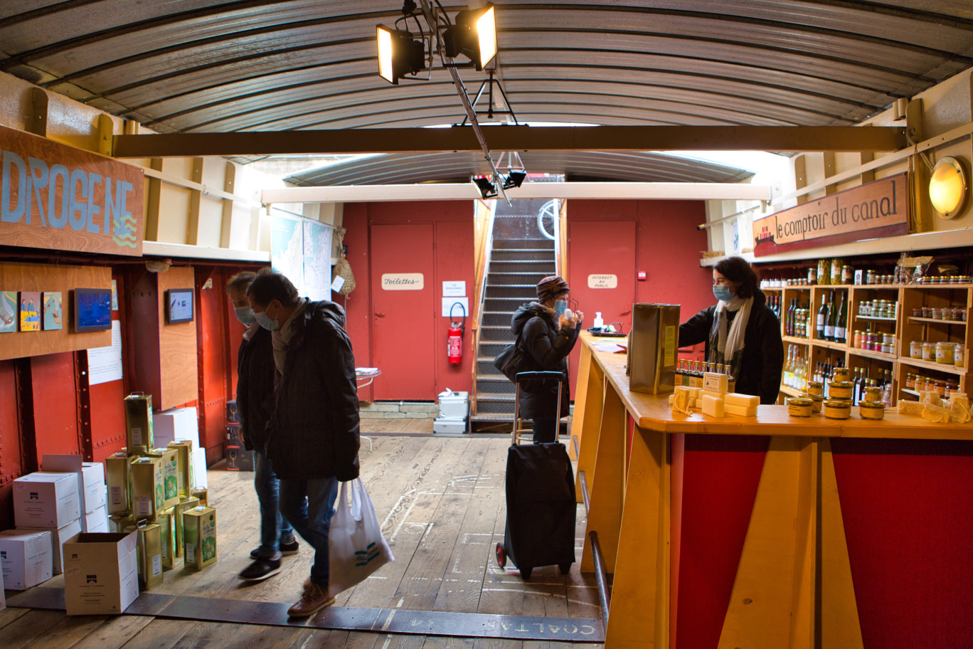 © Aletheia Press / A. Morel L’épicerie de la péniche la Tourmente 