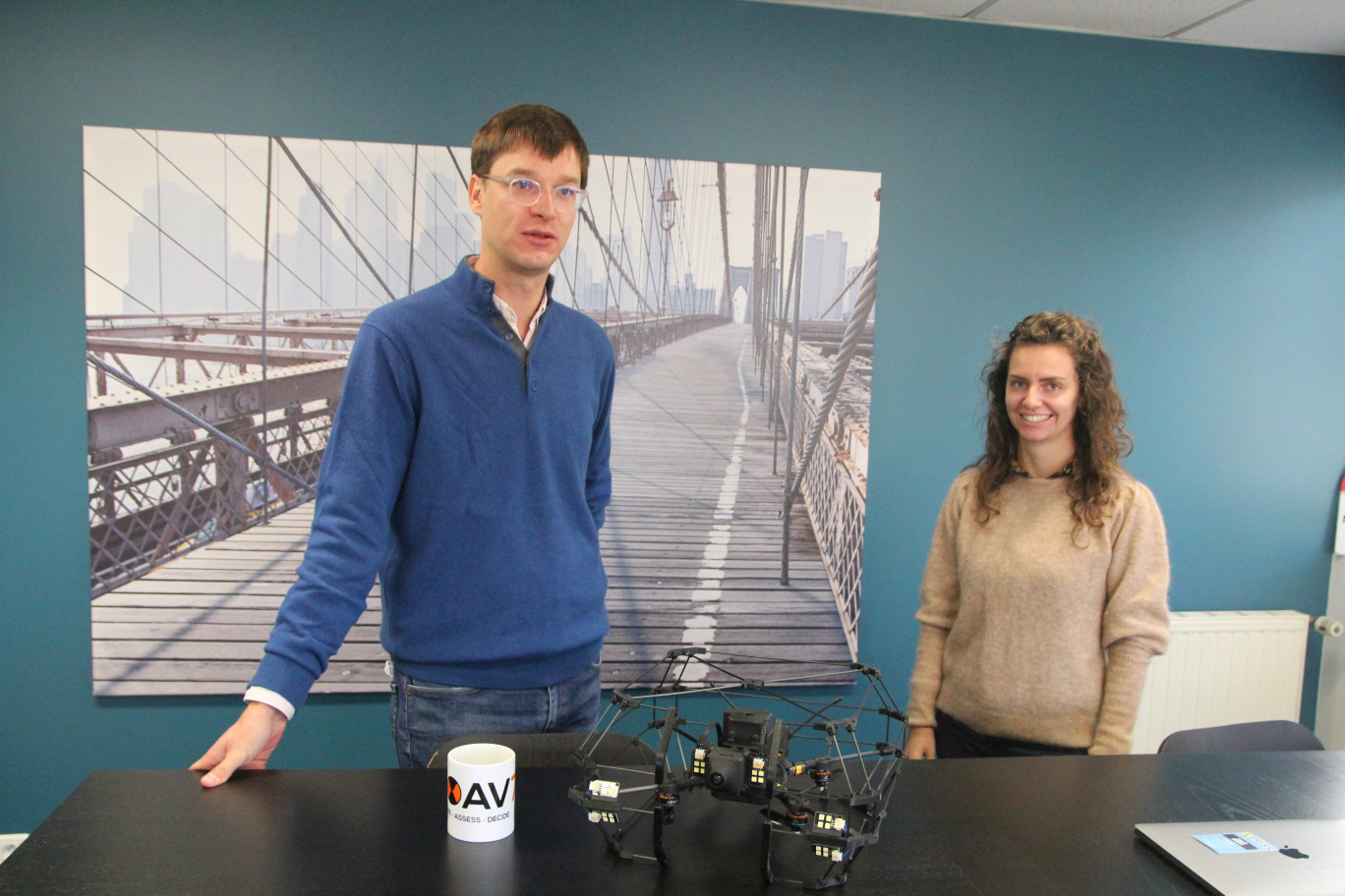 © Aletheia Press / B.Delabre Paul Clais et Andréane Ferreira autour du tout nouveau drone cage de l’entreprise.