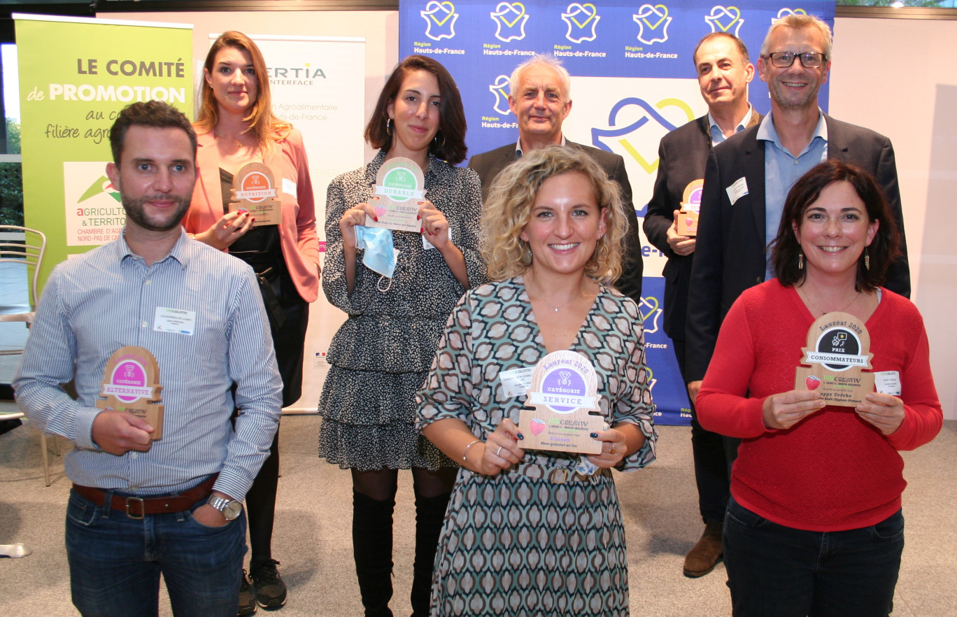 Les lauréats du concours Food Creativ, avec de gauche à droite au premier plan, Julien Farrugia (Les Entrées de la Mer), Camille Deligne (D’Innov) et Caroline Gauthier (Happy Drêche) ; au second plan, Lucille Defosse (La Préserverie), Marine Amiotte et Thierry Quillet (Cocorette), Stefan Kirstetter (Malengé) et Christophe Uliasz (Happy Drêche).