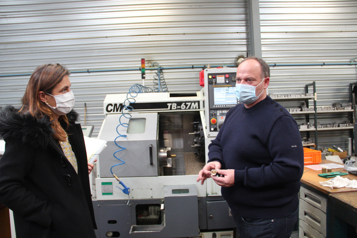 © Aletheia Press  / L. Brémont Denis Masson avec Virginie Sené-Rouquier, sous-préfet des Andelys, au cours de la visite des 1 500 mètres carrés de l’entreprise. 