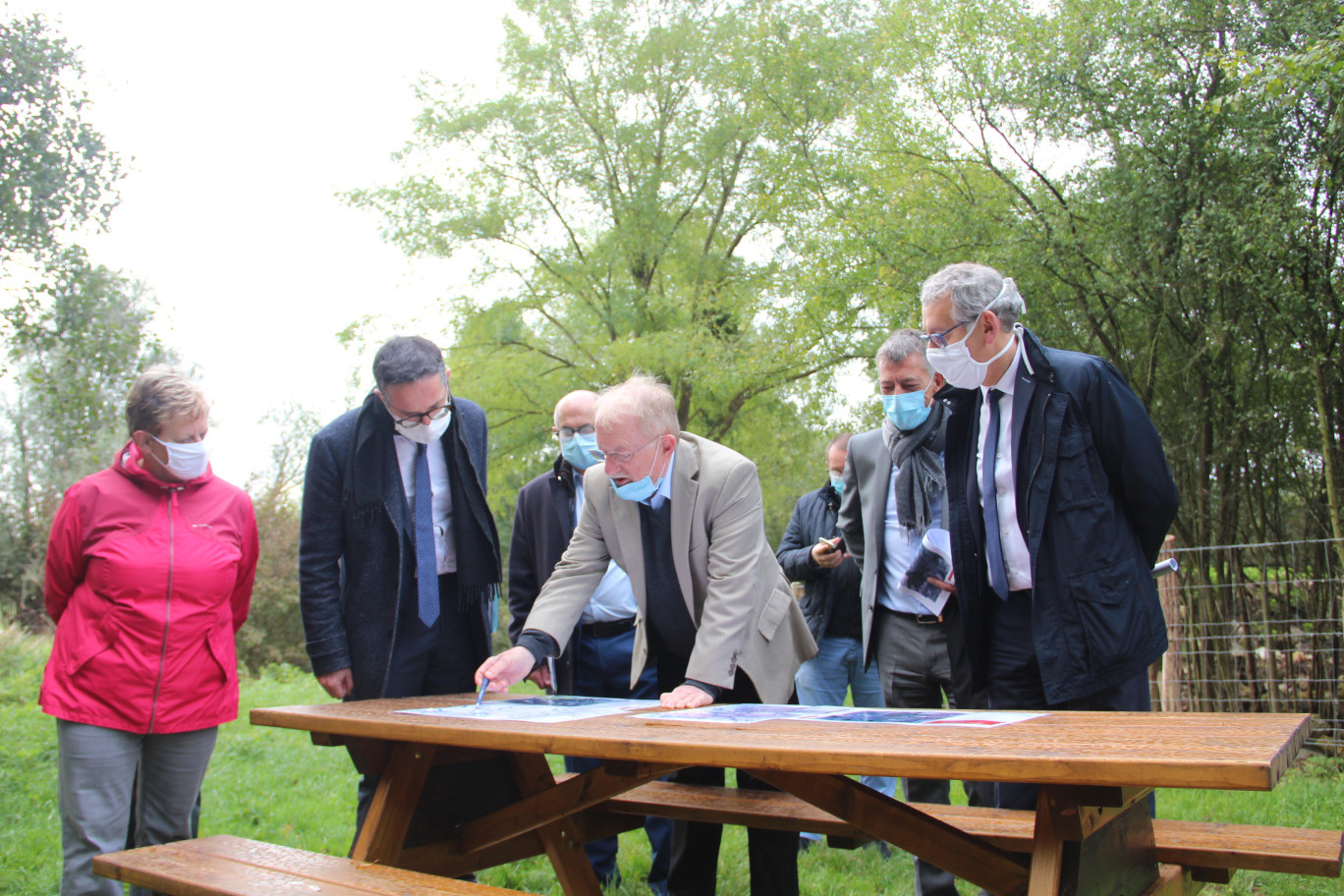 © Aletheia Press  / Lætitia Brémont  Jérôme Filippini (à g.), Jean-Michel de Monicault et Pascal Lehongre (à d.) étudient le parcours actuel et les futurs aménagements envisageables. 