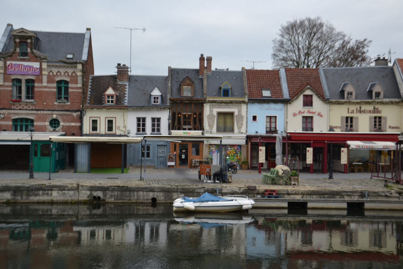 Les bars et restaurants ont été contraints de baisser le rideau le 29 octobre. Ils attendent une date de réouverture. Comme ici, au Quai Belu, à Amiens.