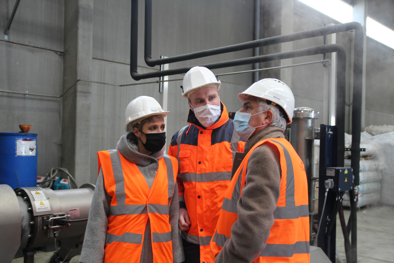 Hervé Morin (au centre) a découvert la ligne de démantèlement des rames de trains. (© Aletheia Press / B.Delabre)