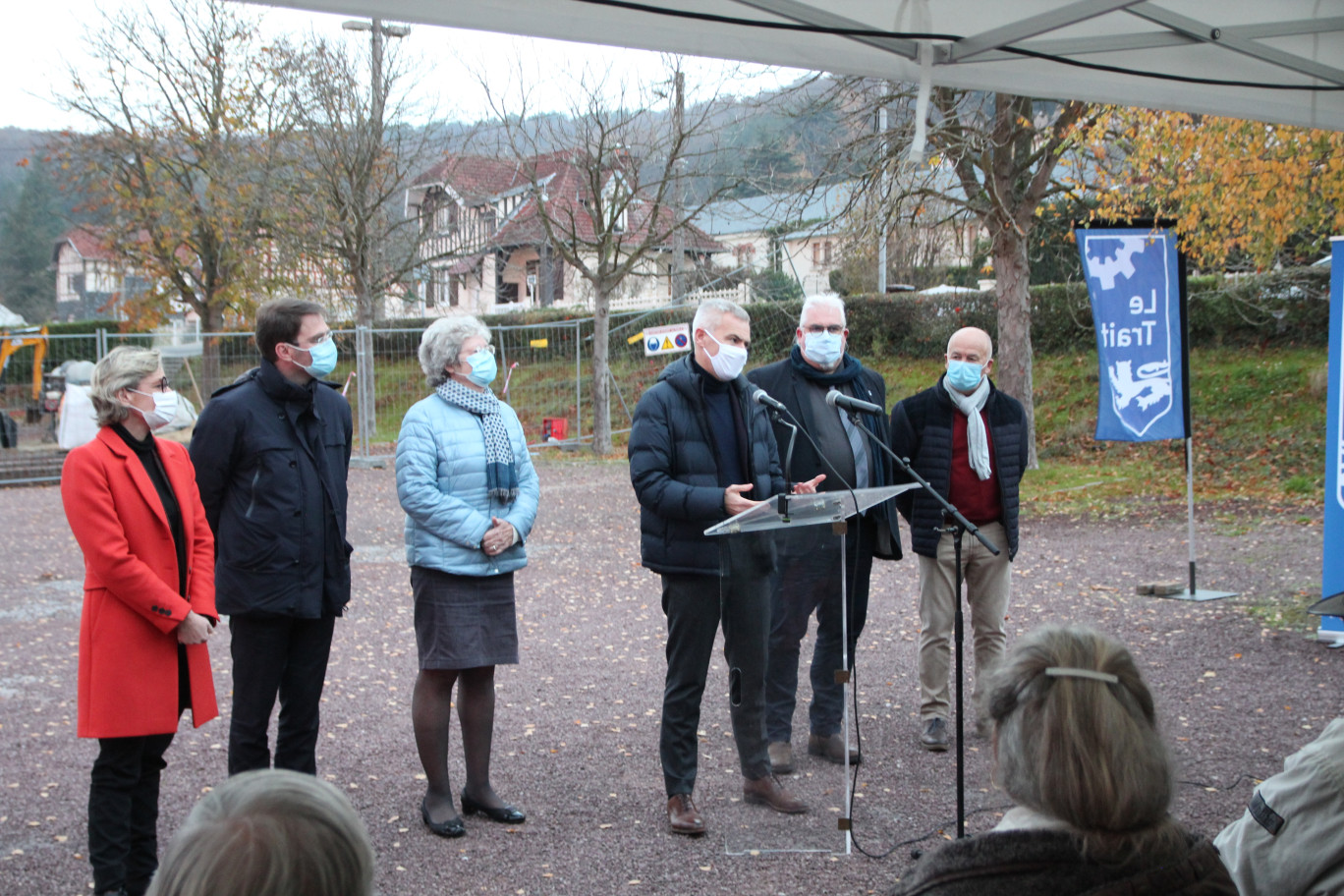 © Aletheia Press / B.Delabre (de g. à dr.) Mélanie Boulanger et Nicolas Mayer-Rossignol (Métropole Rouen Normandie), Pierrette Canu et Christophe Bouillon (Département 76), Patrick Callais (maire du Trait) et Thierry Chauvin (Métropole Rouen Normandie).