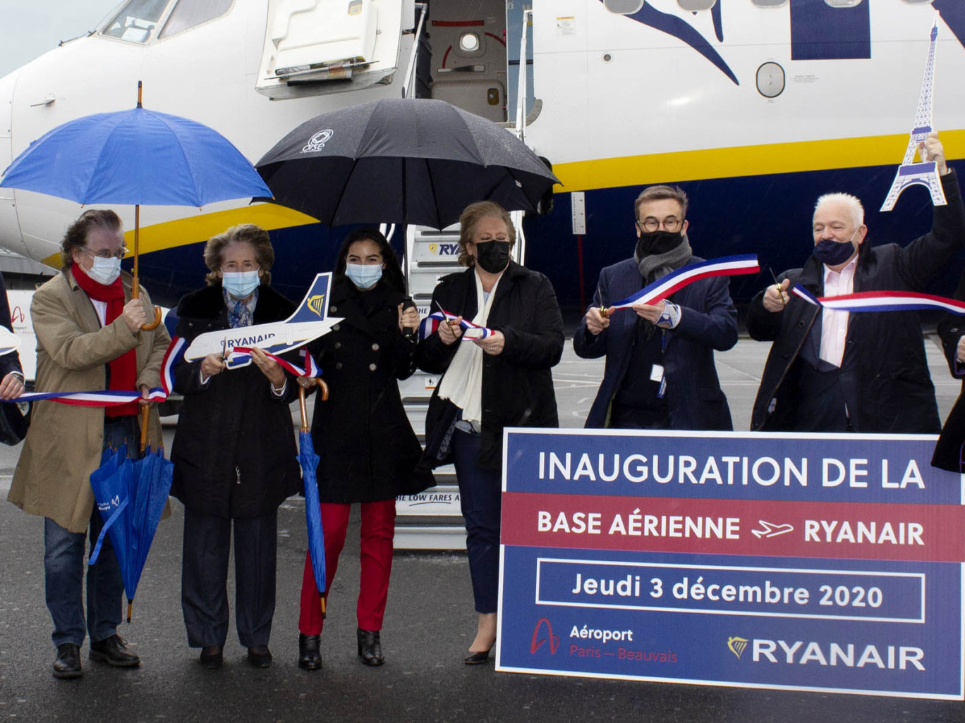 La présidente de l’Agglo du Beauvaisis Caroline Cayeux, la conseillère régionale Chanez Herbanne et la présidente du département Nadège Lefebvre inauguraient la base Ryanair aux côtés de François Rubichon et Eddie Wilson.