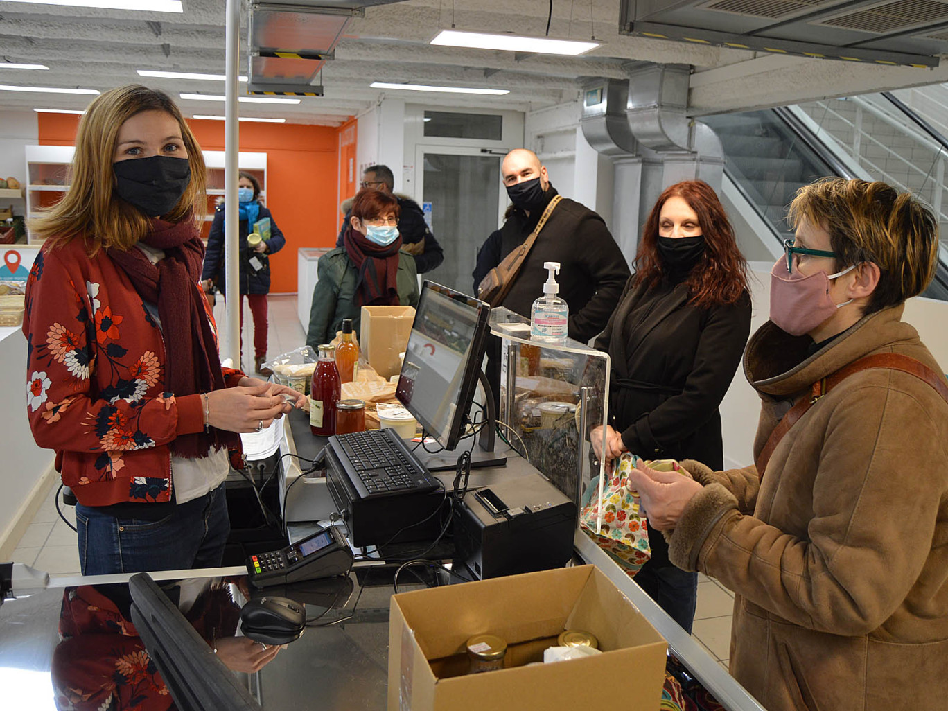 La responsable Agathe Giraud (à g.), a dénombré plus de 200 clients le jour de l’ouverture du magasin Le Producteur Local, situé rue Louvet, en plein centre de Beauvais.