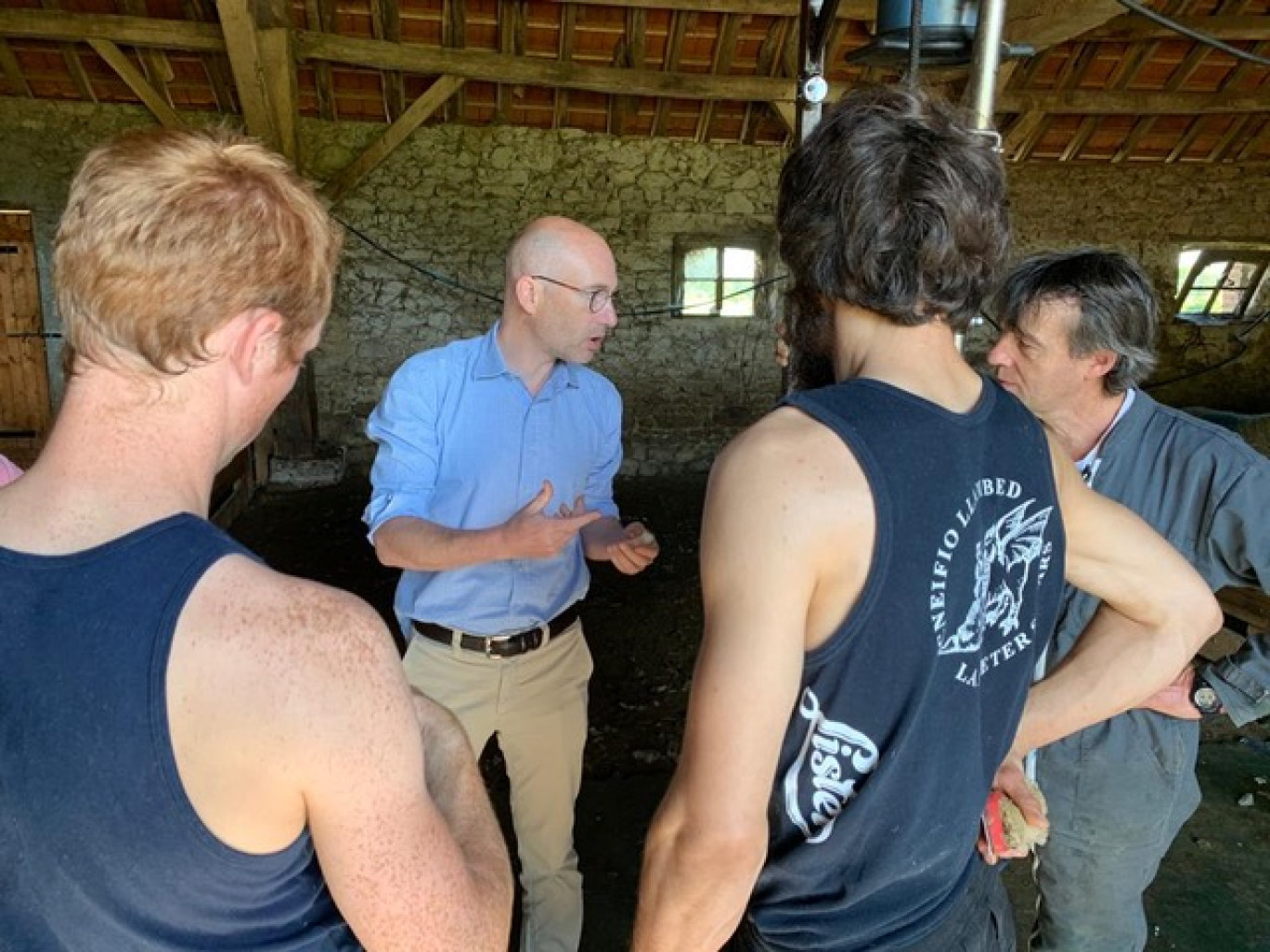 Olivier Segard parcourt la France pour échanger avec les éleveurs et les tondeurs (ici dans le Limousin) sur la recherche d’une laine de qualité. (© Segard-Masurel)