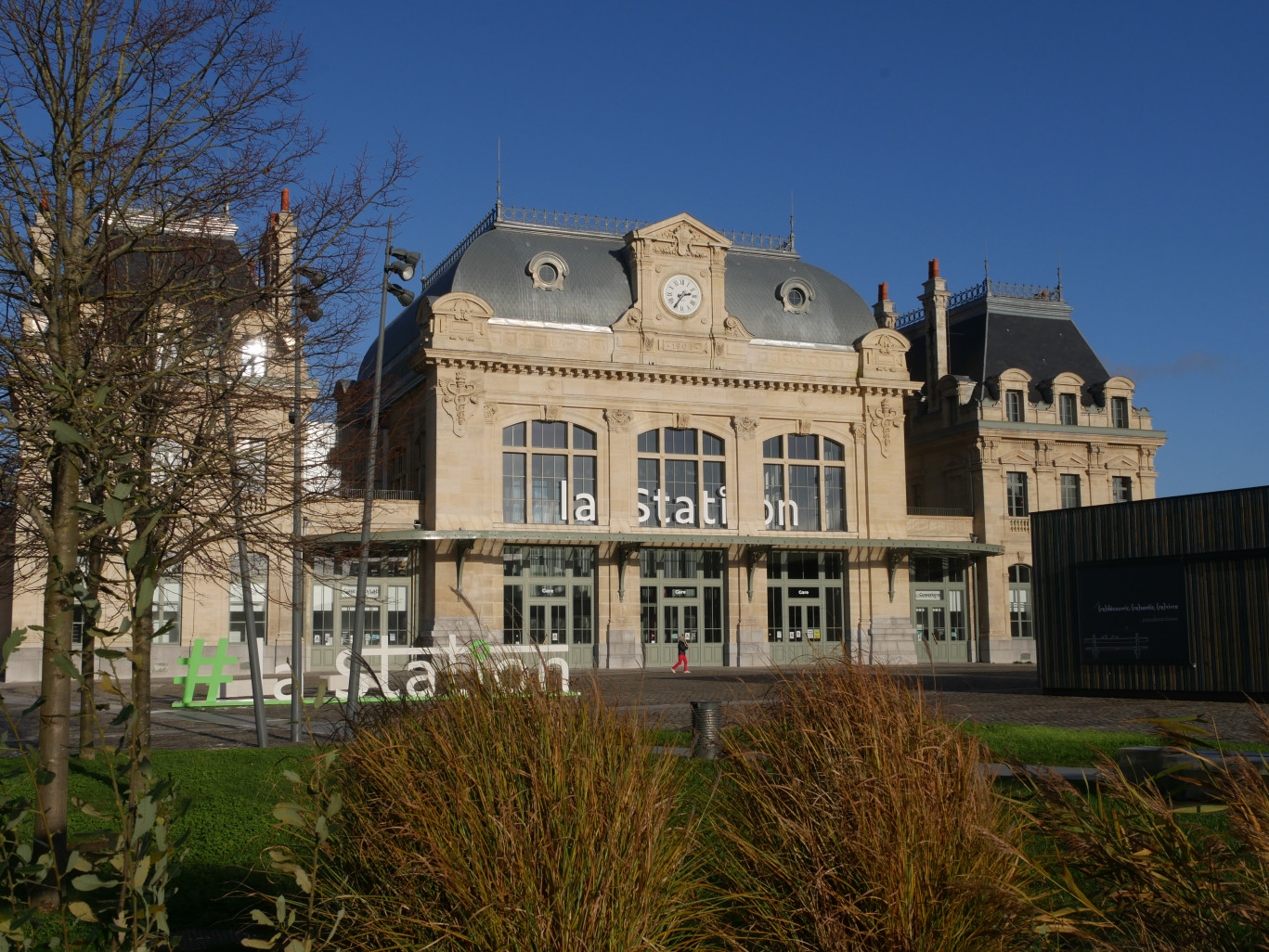 Un lieu équipé pour suivre une formation à distance, des accompagnants, c’est le principe du campus connecté qui sera installé à La Station. (© Aletheia Press / M. Railane)