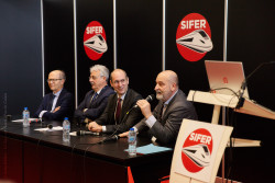 Franck Dhersin, vice-président des Hauts-de-France en charge des Transports en compagnie de Mathieu Chabanel, PDG de SNCF Réseau, Louis Nègre, président de la FIF et Philippe Citroën, directeur général de l&#039;Unife. © Lena Heleta