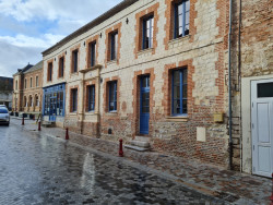 Le bâtiment a été entièrement réhabilité.