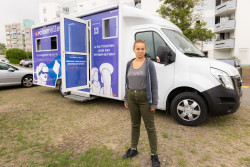 Le bus Potenti'elles va à la rencontres des jeunes femmes issues des quartiers prioritaires. © Fondation Apprentis d'Auteuil 