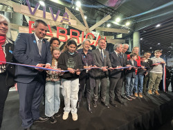 En visite sur le salon, Marc Ferracci, ministre de l’Industrie et de l’Énergie, et Élisabeth Borne, ministre de l’Éducation nationale, soulignent l’importance de sensibiliser les jeunes aux opportunités offertes par l’industrie. © Aletheia Press / L.Péron