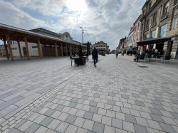 La place autour du marché couvert est désormais piétonnisée en partie.